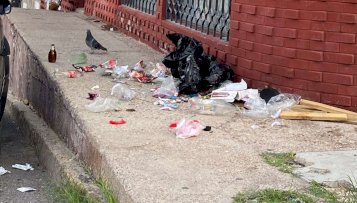 Amanece basura regada en banquetas de la Doblado 