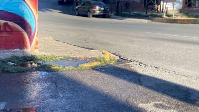 Desperdicia fuga agua potable en calles del Centro
