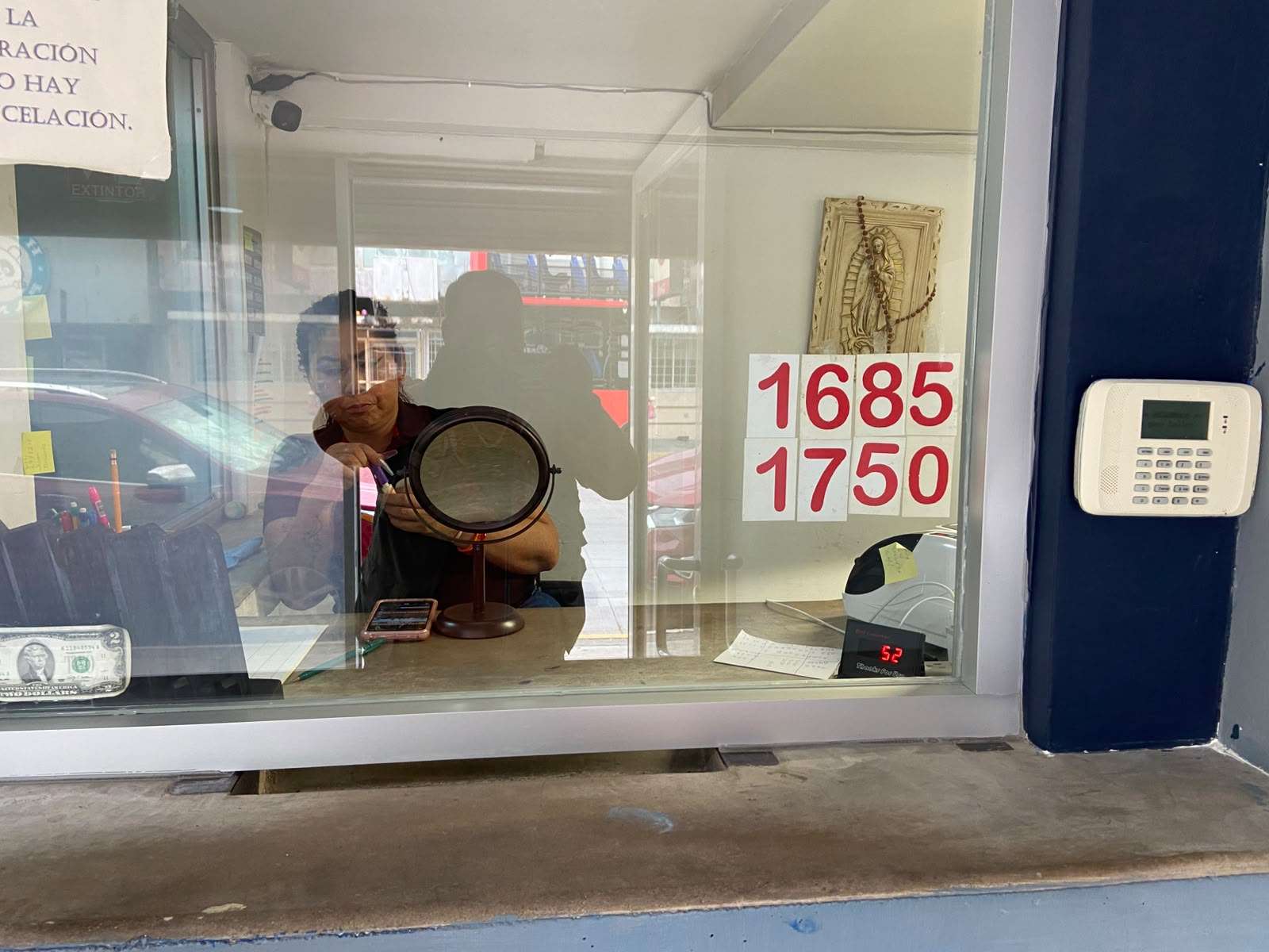 Sube dólar 59 centavos en ventanillas de Banco Azteca