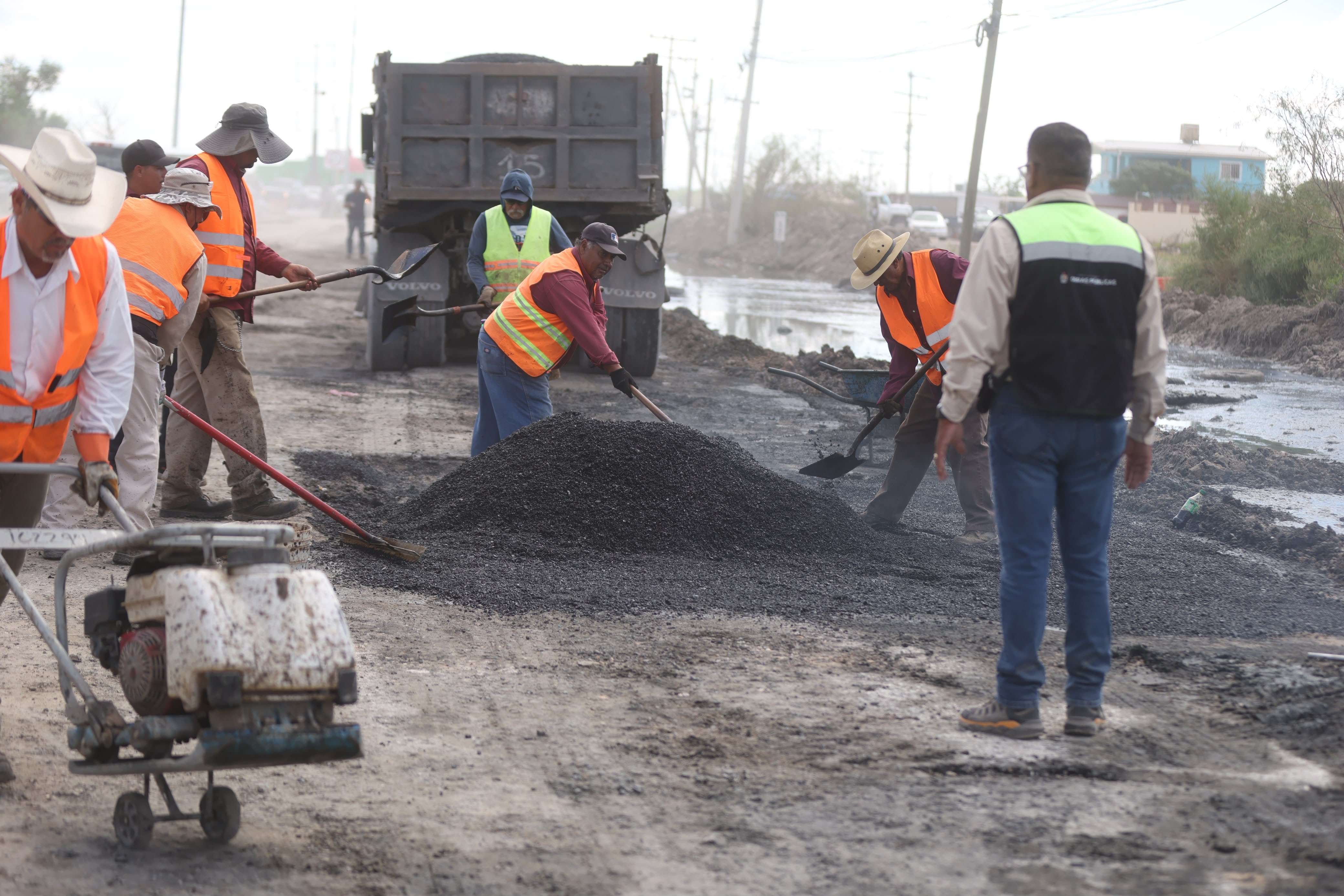 Continúa Municipio con bacheo en carretera Juárez Porvenir