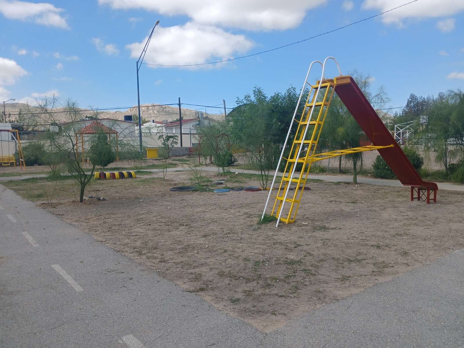 Limpian parque de la colonia Toribio Ortega
