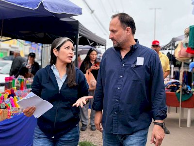 Recorren La China Frías y De la Peña tianguis de la Tarahumara