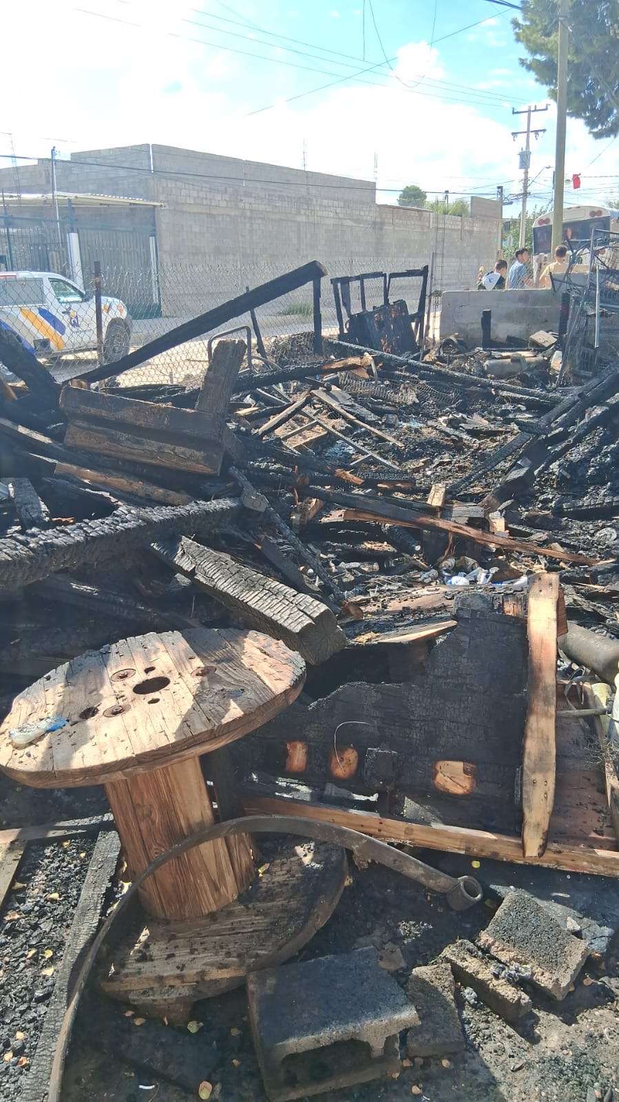 Incendio consume tarimera en la colonia Manuel Valdez