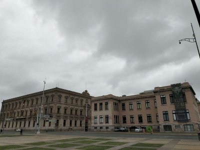 Cae ligera llovizna en el centro de la ciudad