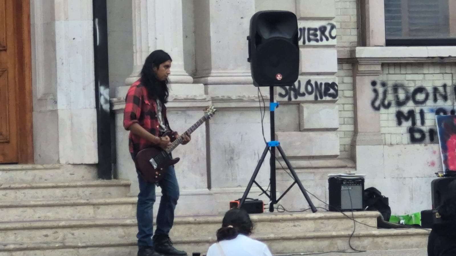 Mantienen estudiantes plantón frente a Rectoría
