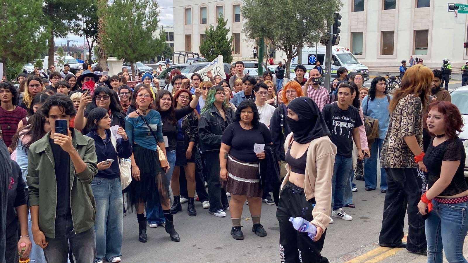 Mantienen estudiantes plantón frente a Rectoría