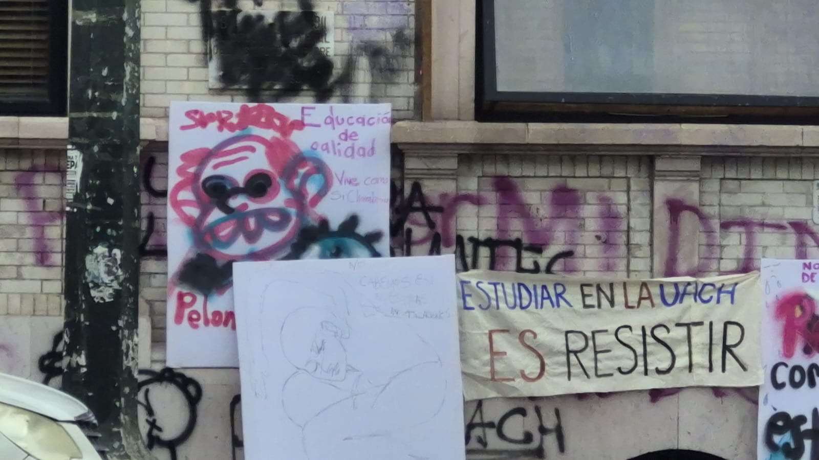 Mantienen estudiantes plantón frente a Rectoría