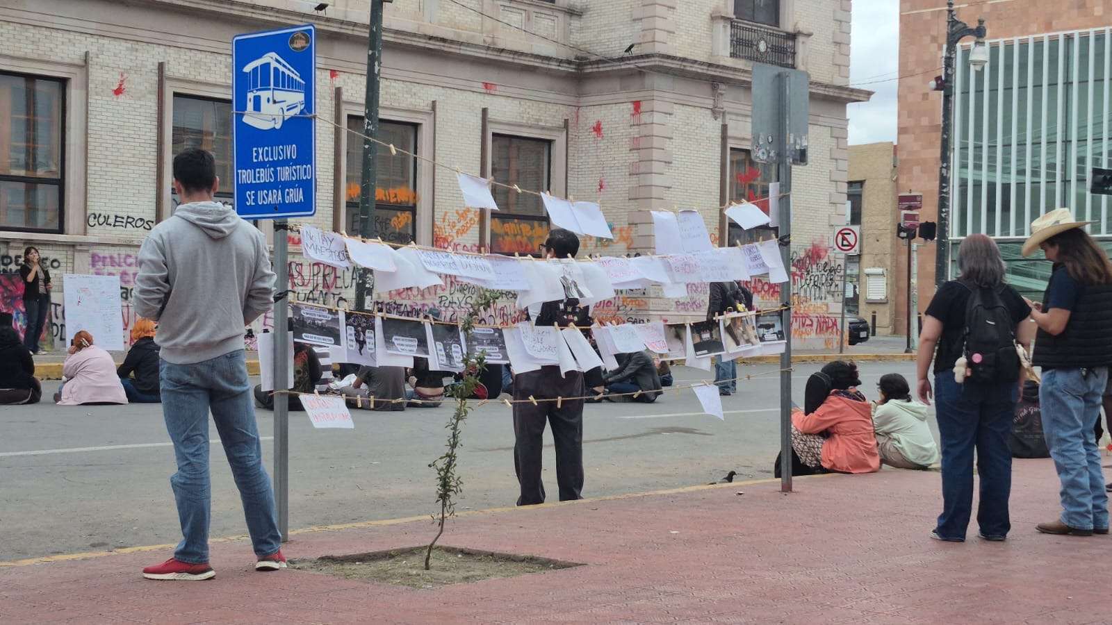 Mantienen estudiantes plantón frente a Rectoría