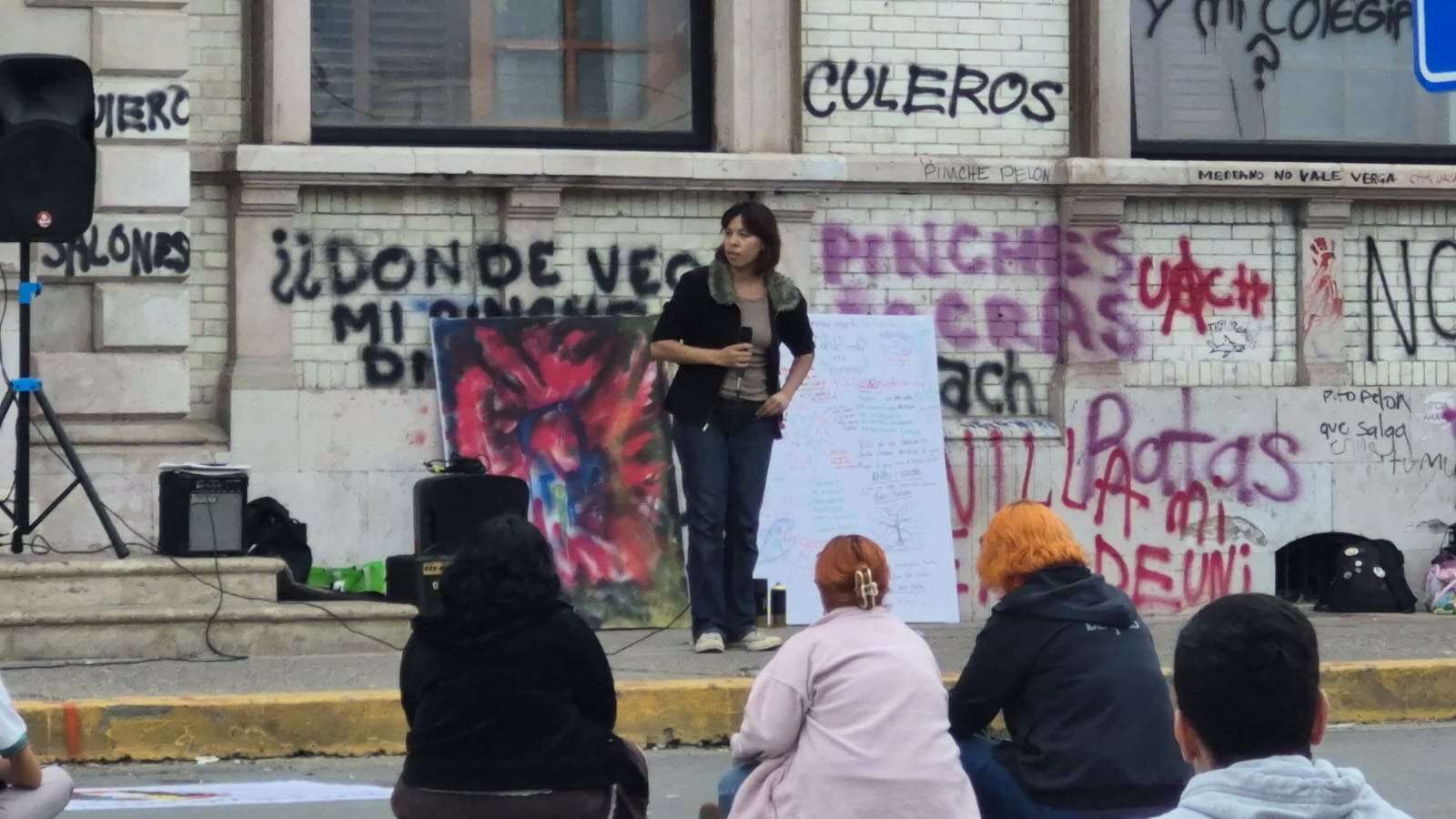 Mantienen estudiantes plantón frente a Rectoría