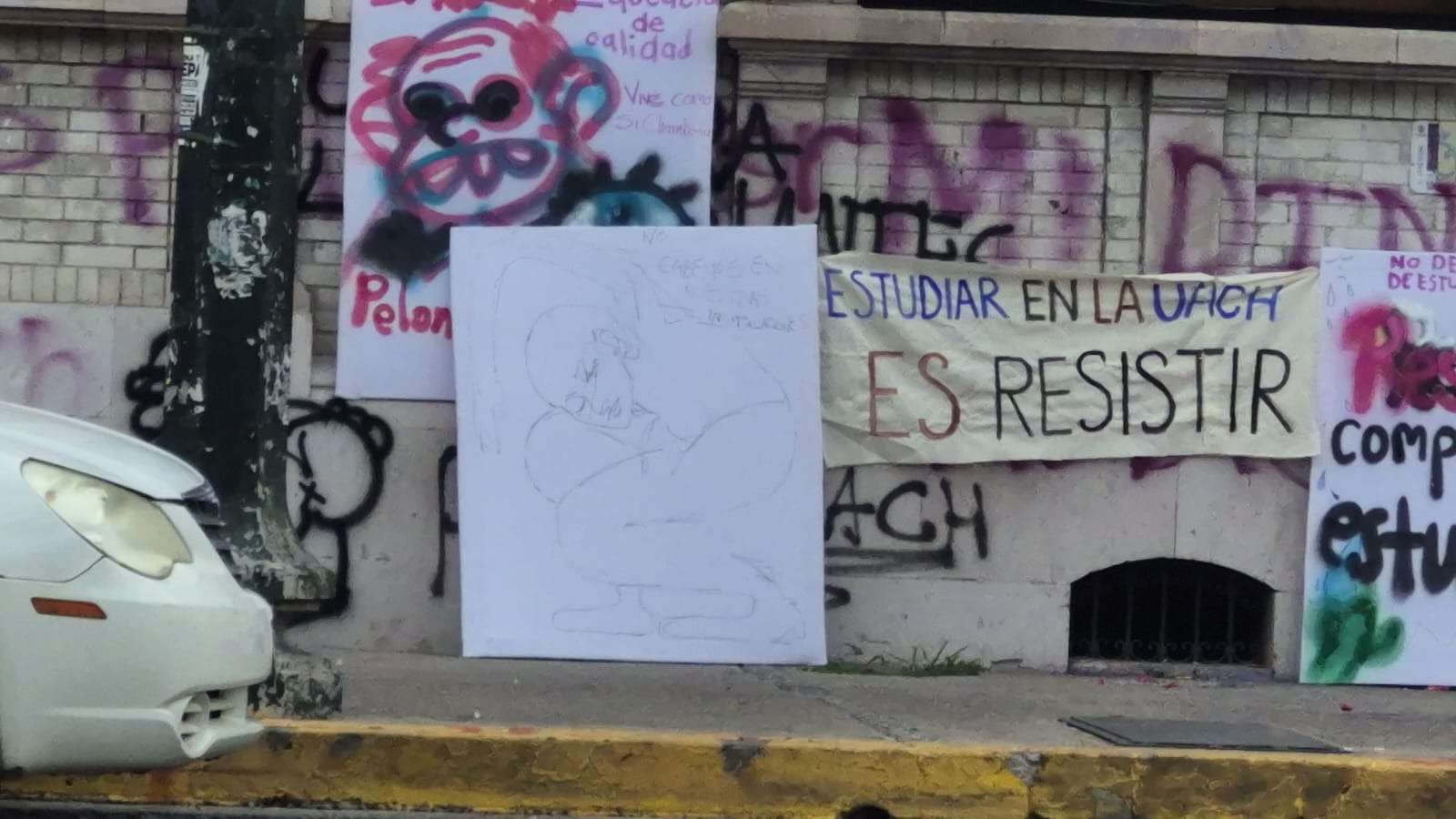 Mantienen estudiantes plantón frente a Rectoría