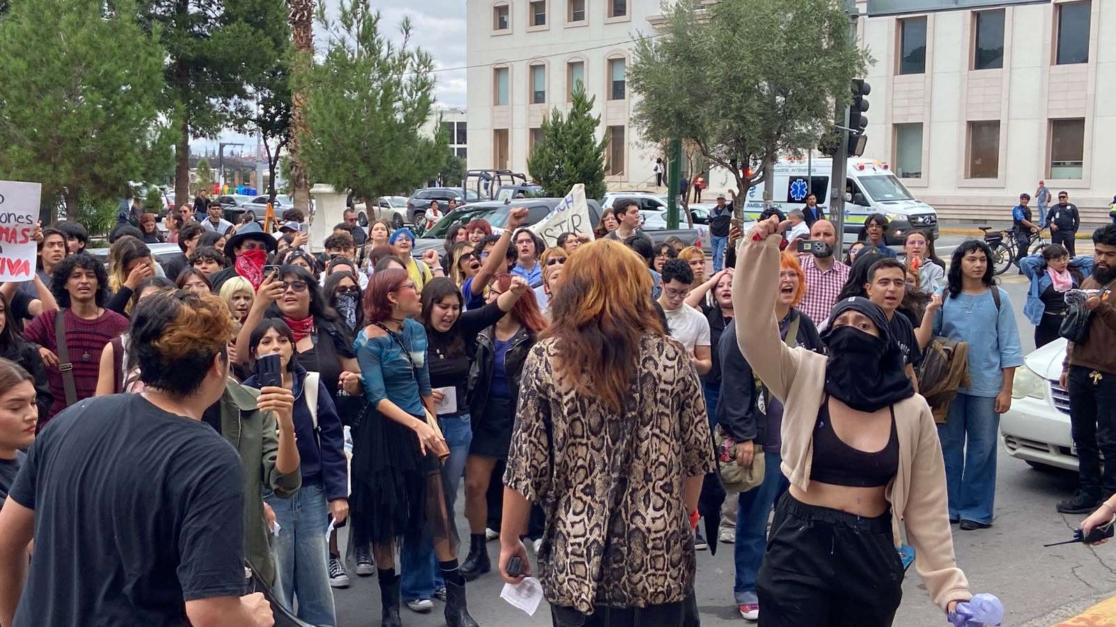 Mantienen estudiantes plantón frente a Rectoría