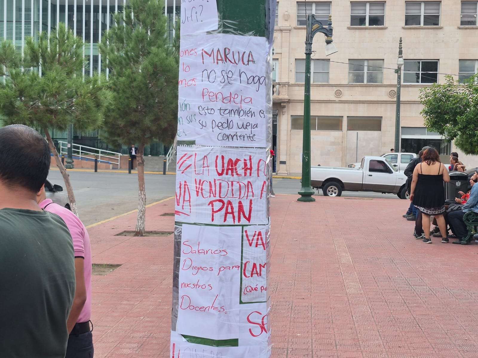 Mantienen estudiantes plantón frente a Rectoría