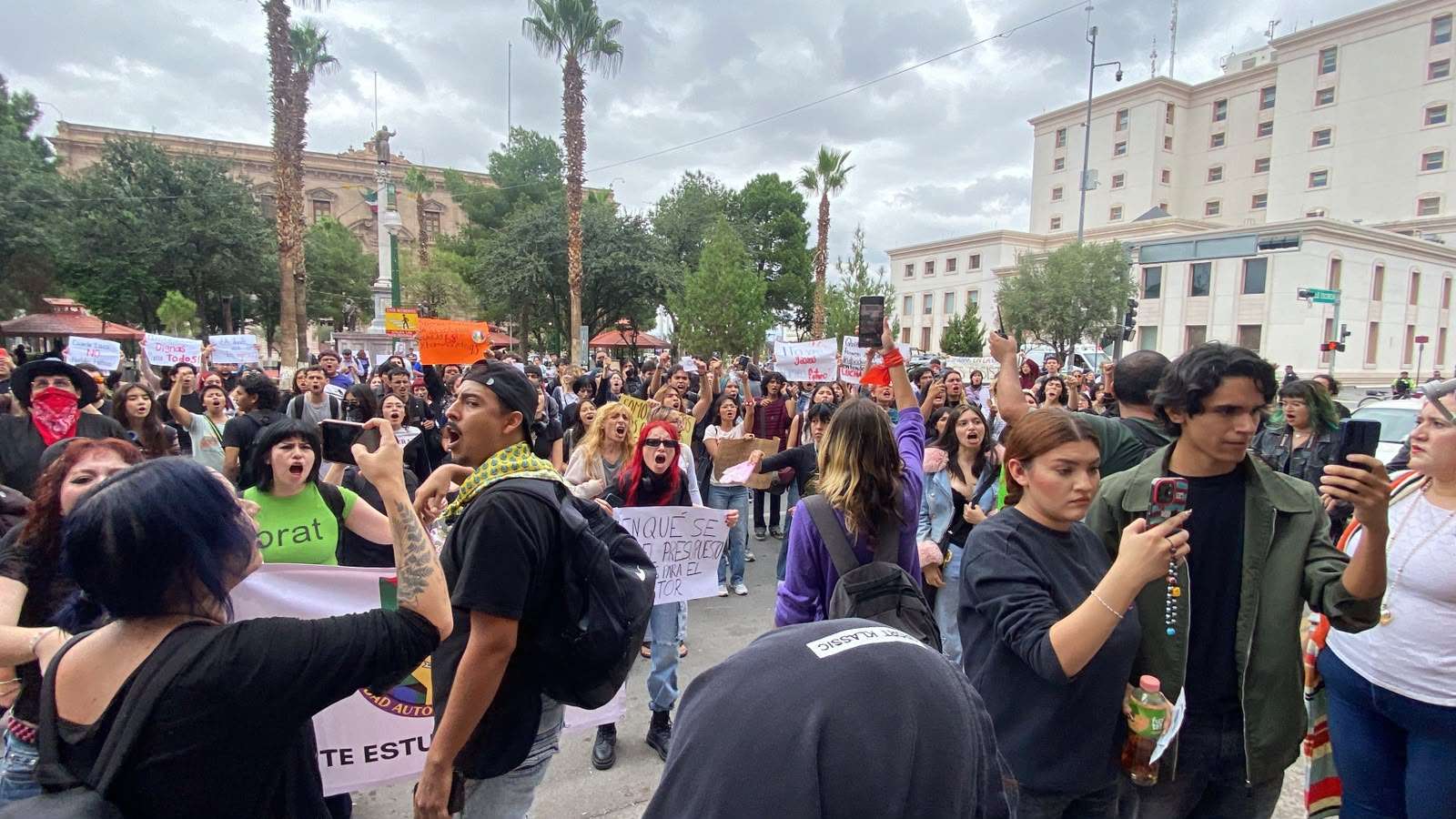 Mantienen estudiantes plantón frente a Rectoría