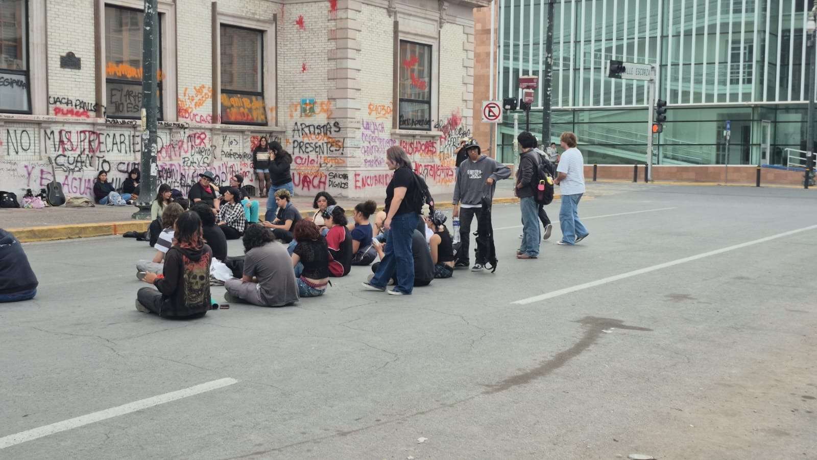 Mantienen estudiantes plantón frente a Rectoría