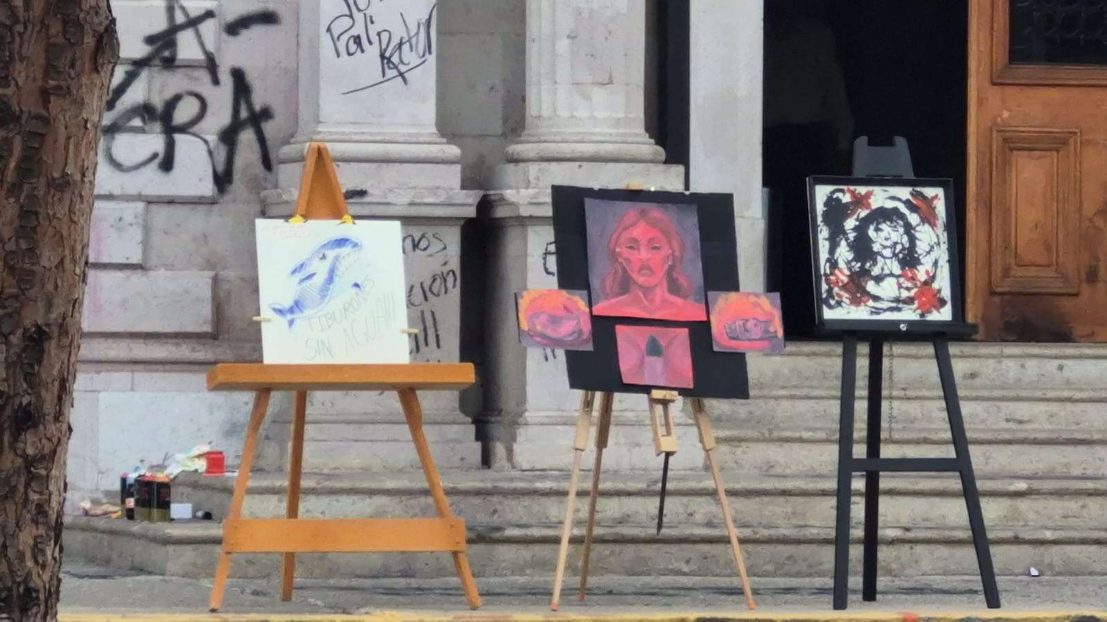 Mantienen estudiantes plantón frente a Rectoría