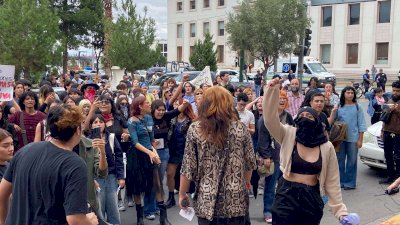 Exigen alumnos de la Uach a Rectoría mejores instalaciones y servicios