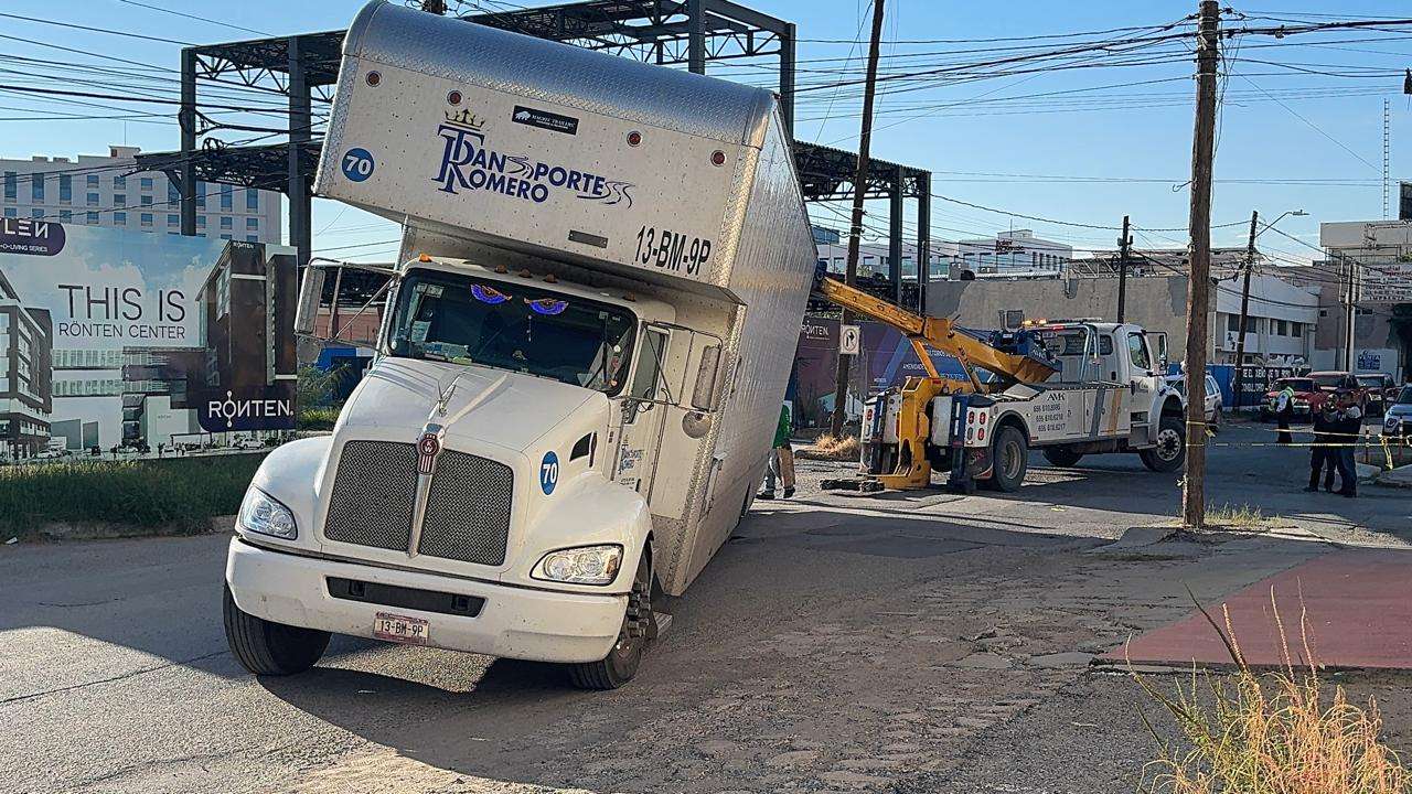 Cae camión de transporte de carga en socavón 