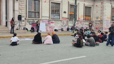 Mantienen estudiantes plantón frente a Rectoría
