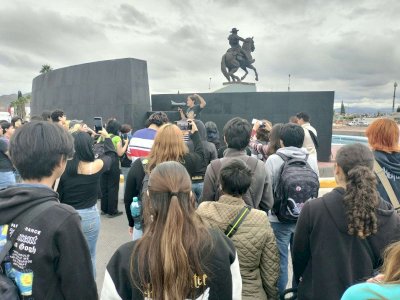 Protestan estudiantes de la Uach; marchan hacia Rectoría