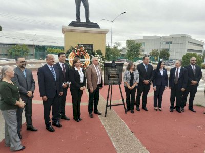 Ingresa El Profe Becerra a la Rotonda de los Maestros Ilustres 