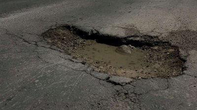 Reportan enorme bache en la calle Neri Santos
