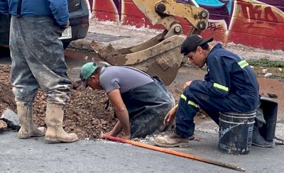 Reparan fuga de agua potable en la Doblado y Neri Santos 