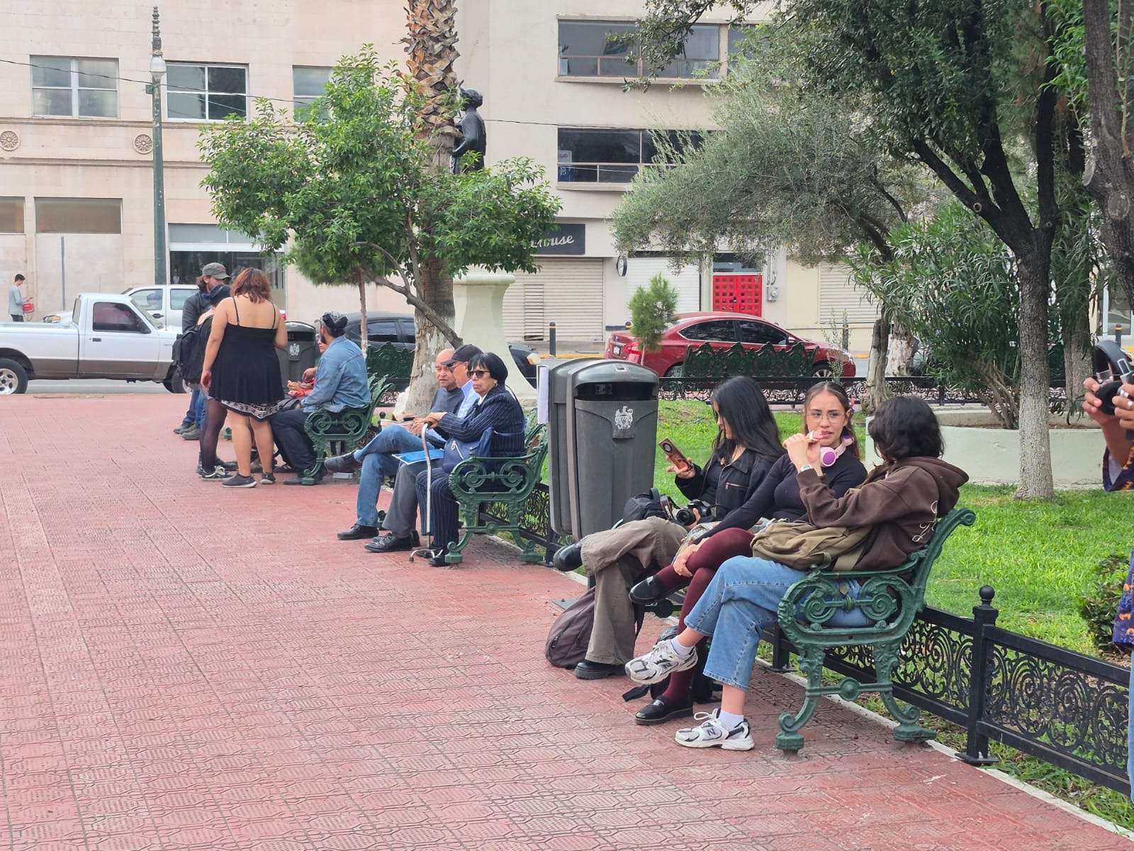 Mantienen estudiantes plantón frente a Rectoría