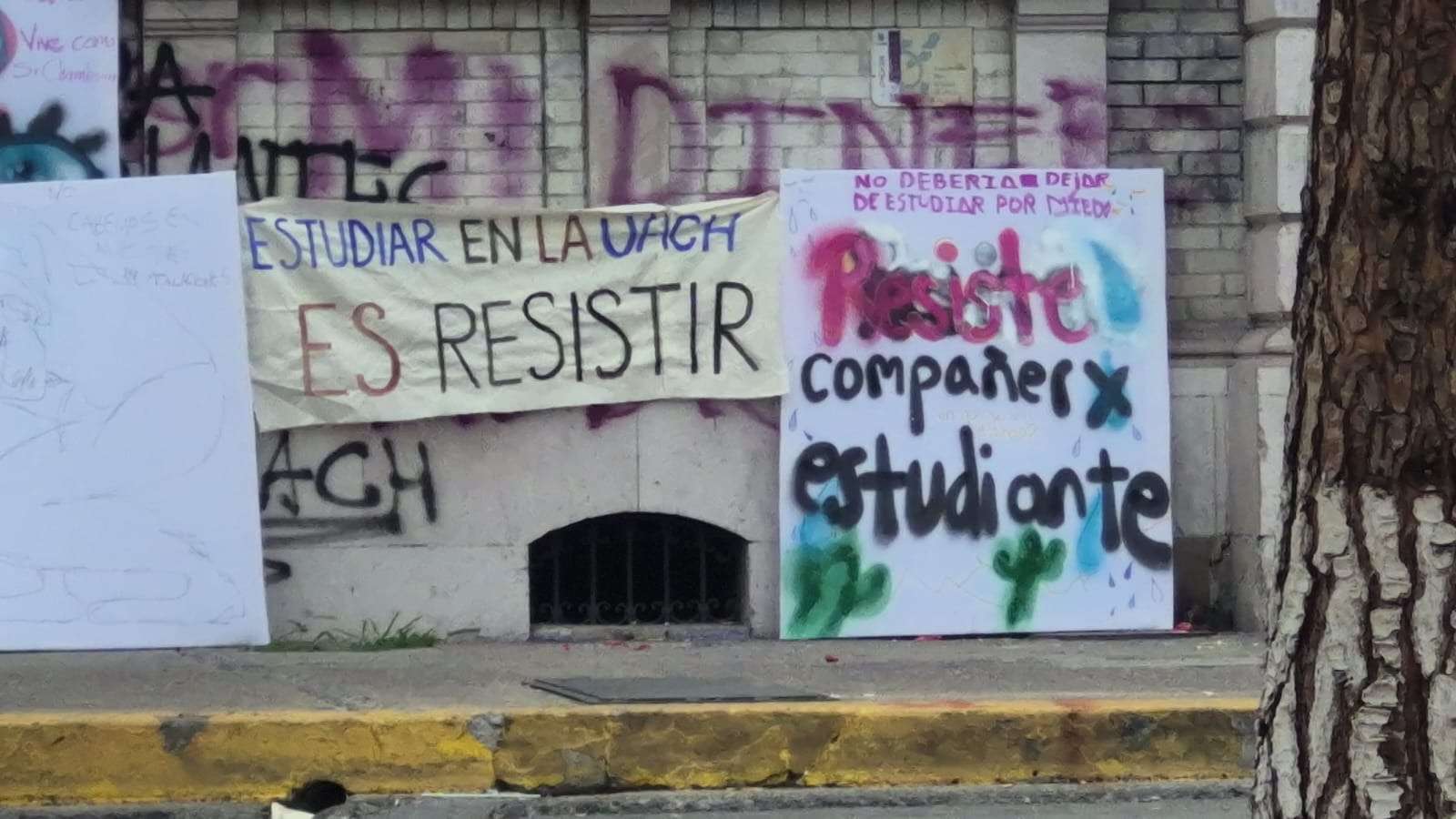 Mantienen estudiantes plantón frente a Rectoría