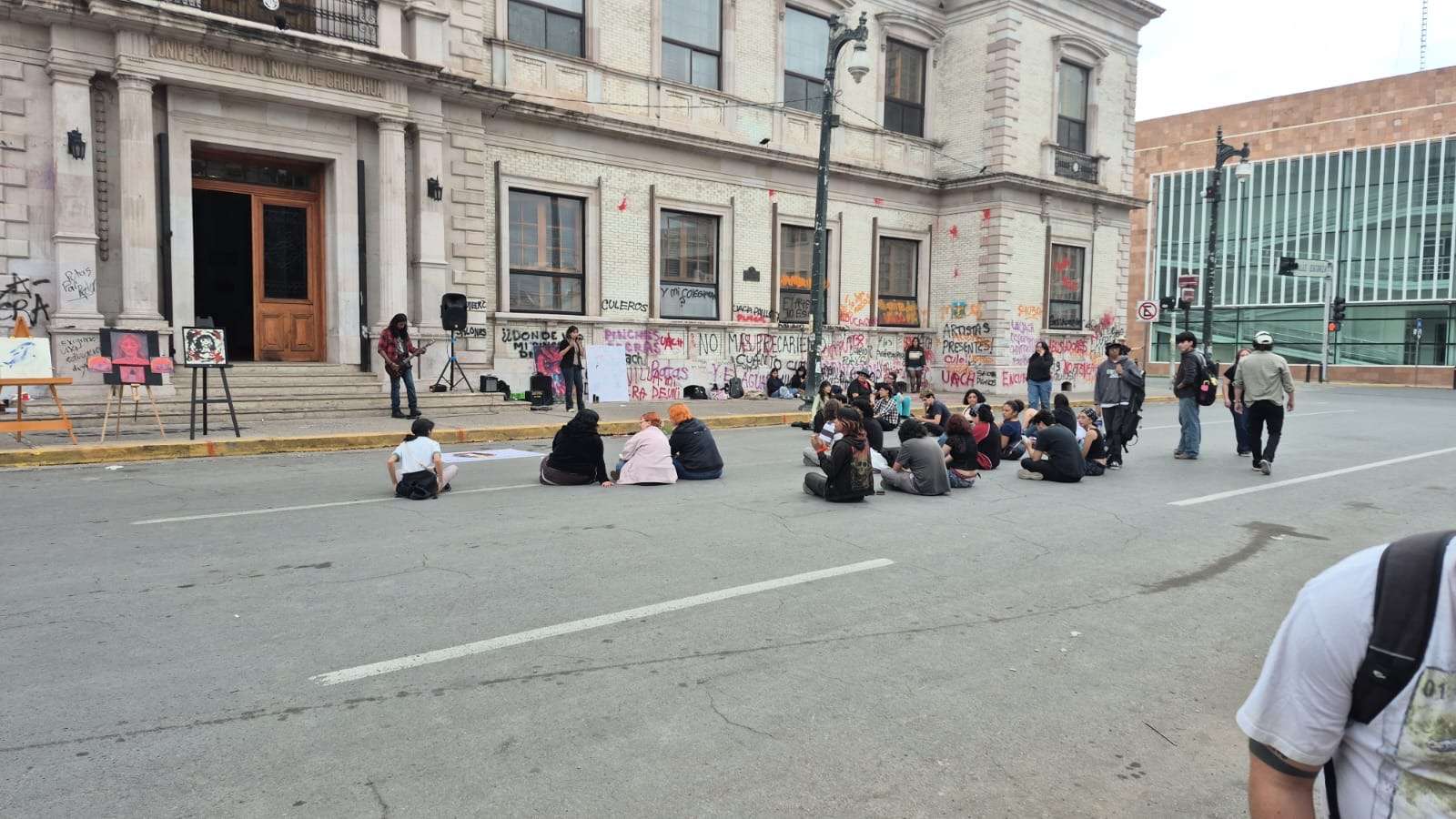 Mantienen estudiantes plantón frente a Rectoría