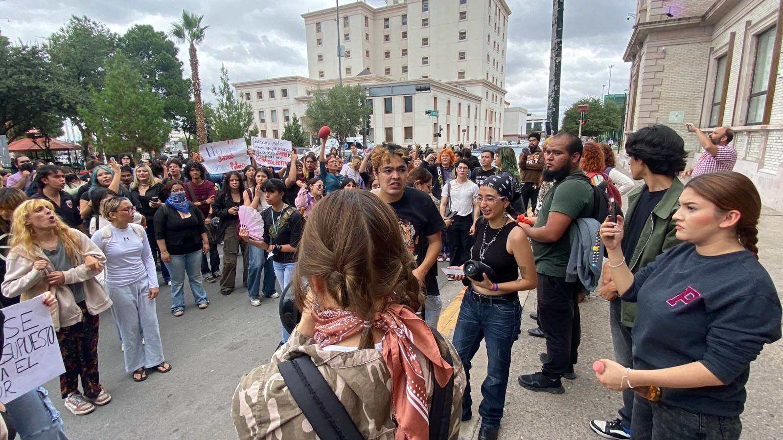 Mantienen estudiantes plantón frente a Rectoría