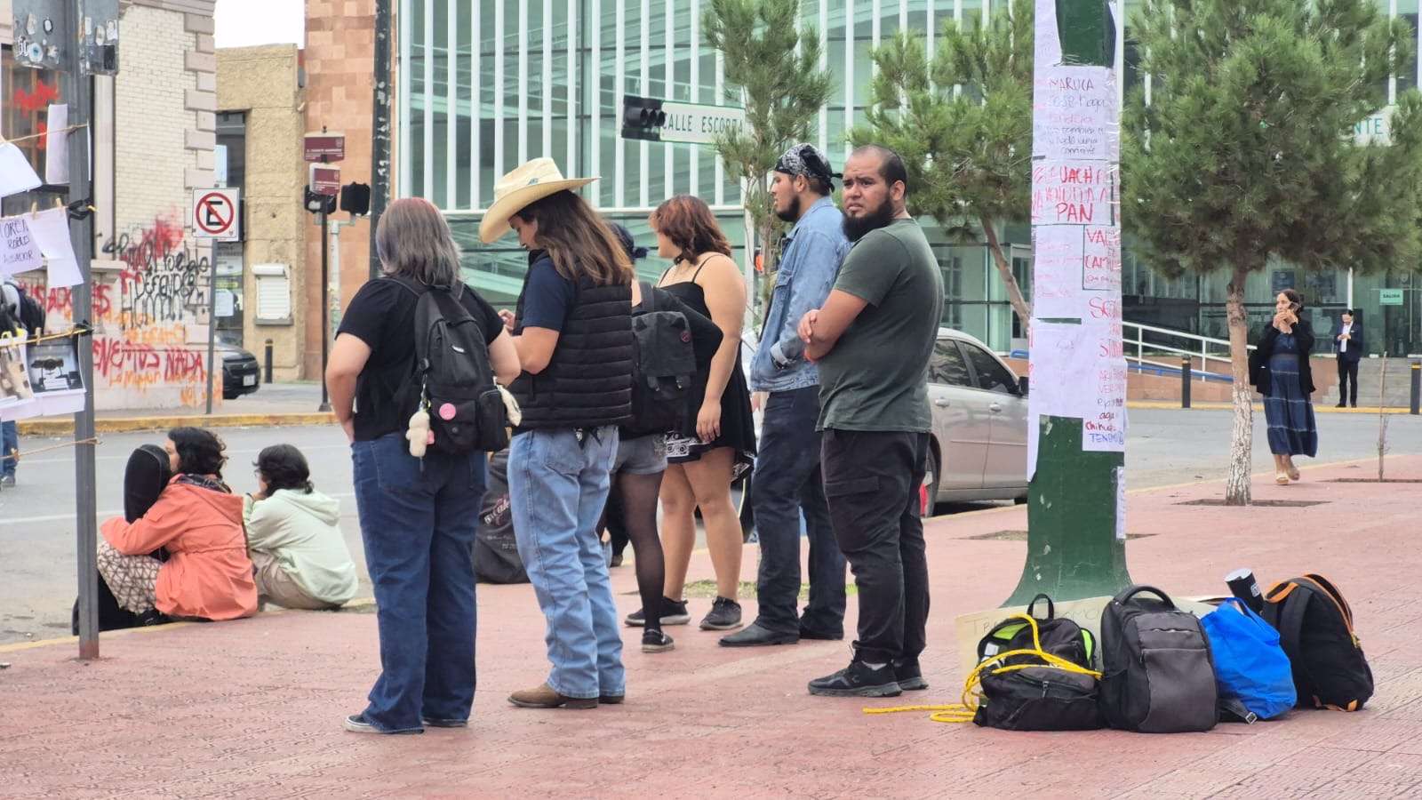 Mantienen estudiantes plantón frente a Rectoría