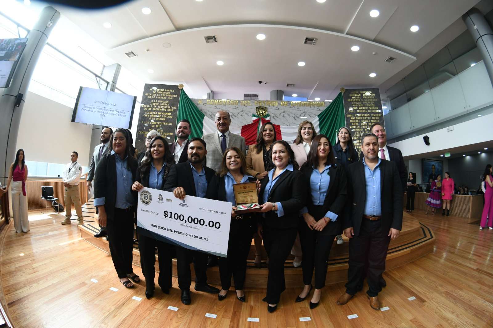 Entrega Congreso Medalla al Mérito Educativo a dos proyectos