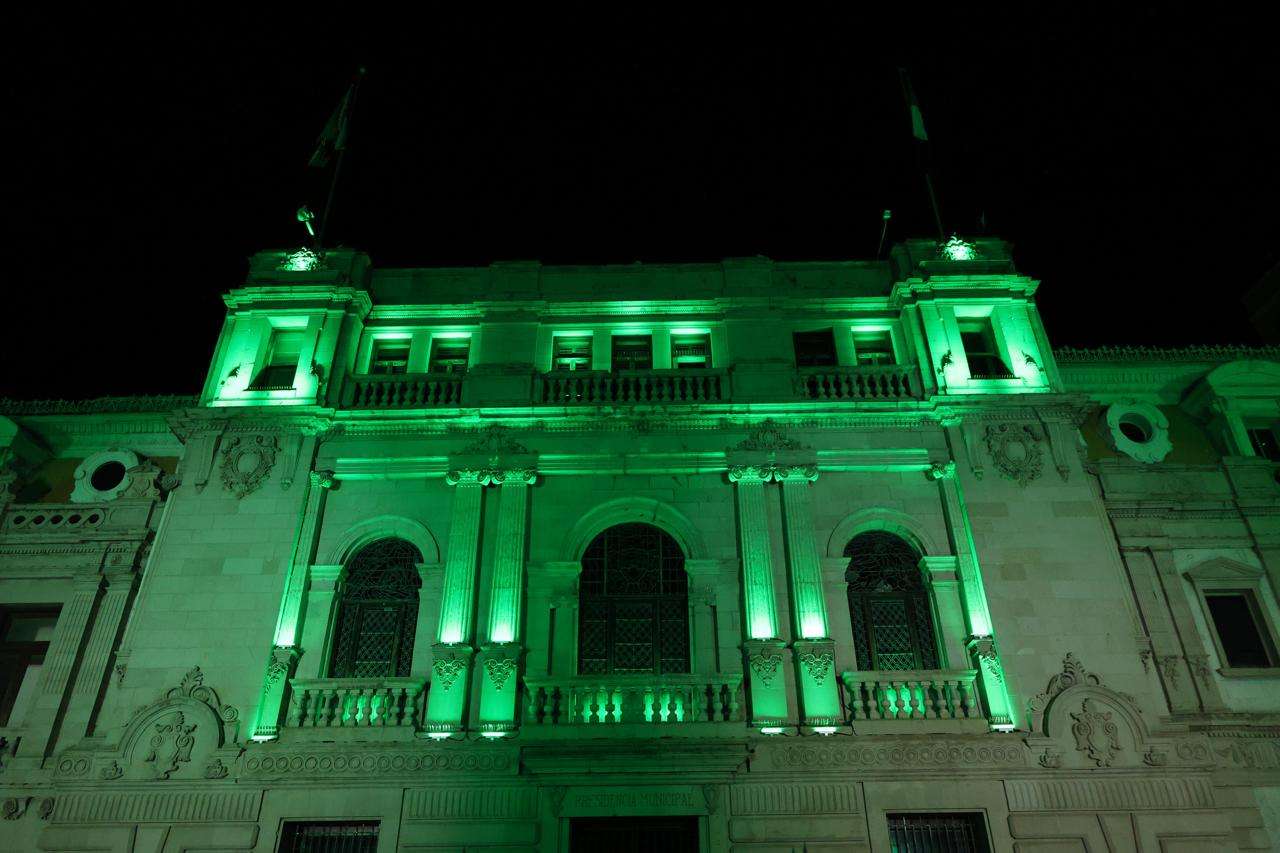 Iluminan de verde la Plaza de Armas contra la parálisis cerebral
