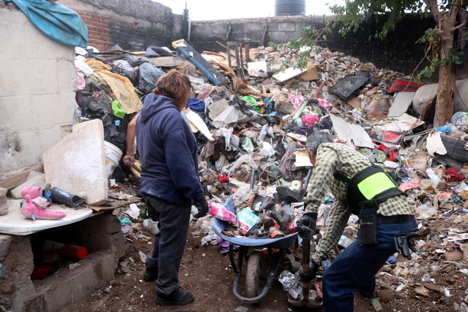 Retiran 49.5 toneladas de basura en vivienda de la Villa