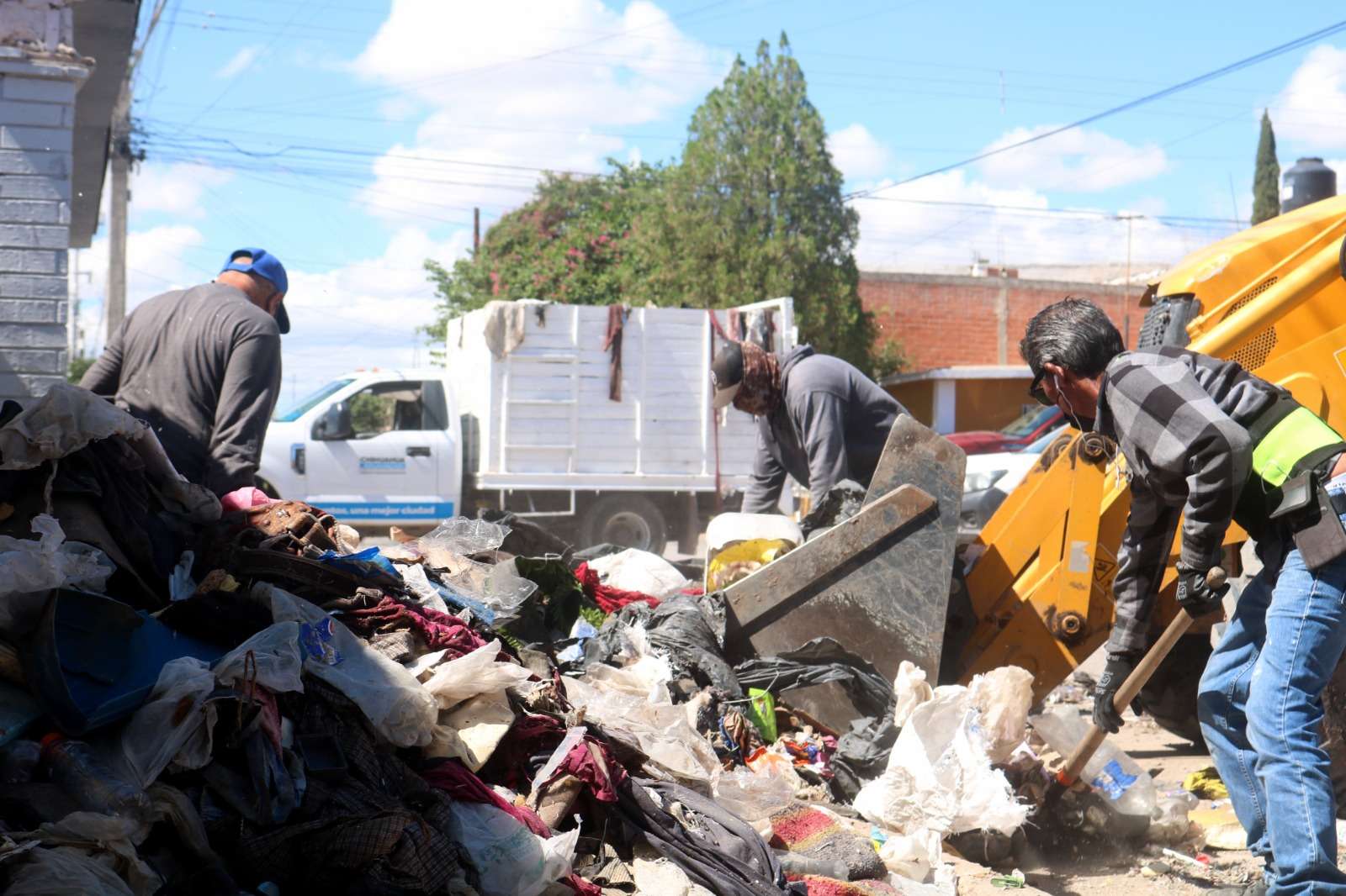 Retiran 49.5 toneladas de basura en vivienda de la Villa