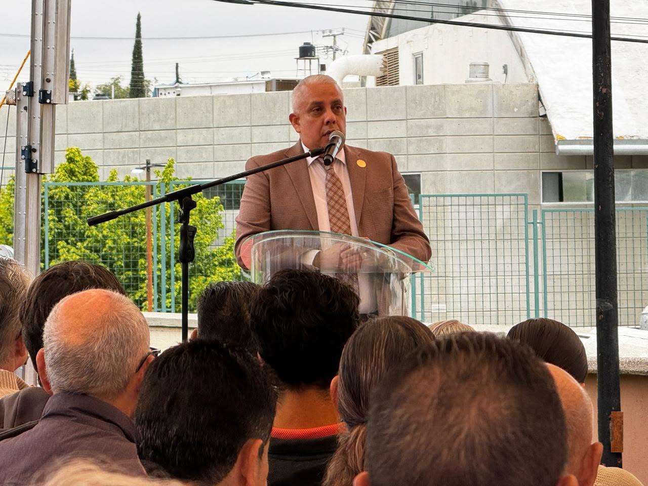 Perdura legado de Antonio Becerra entre generaciones de maestros