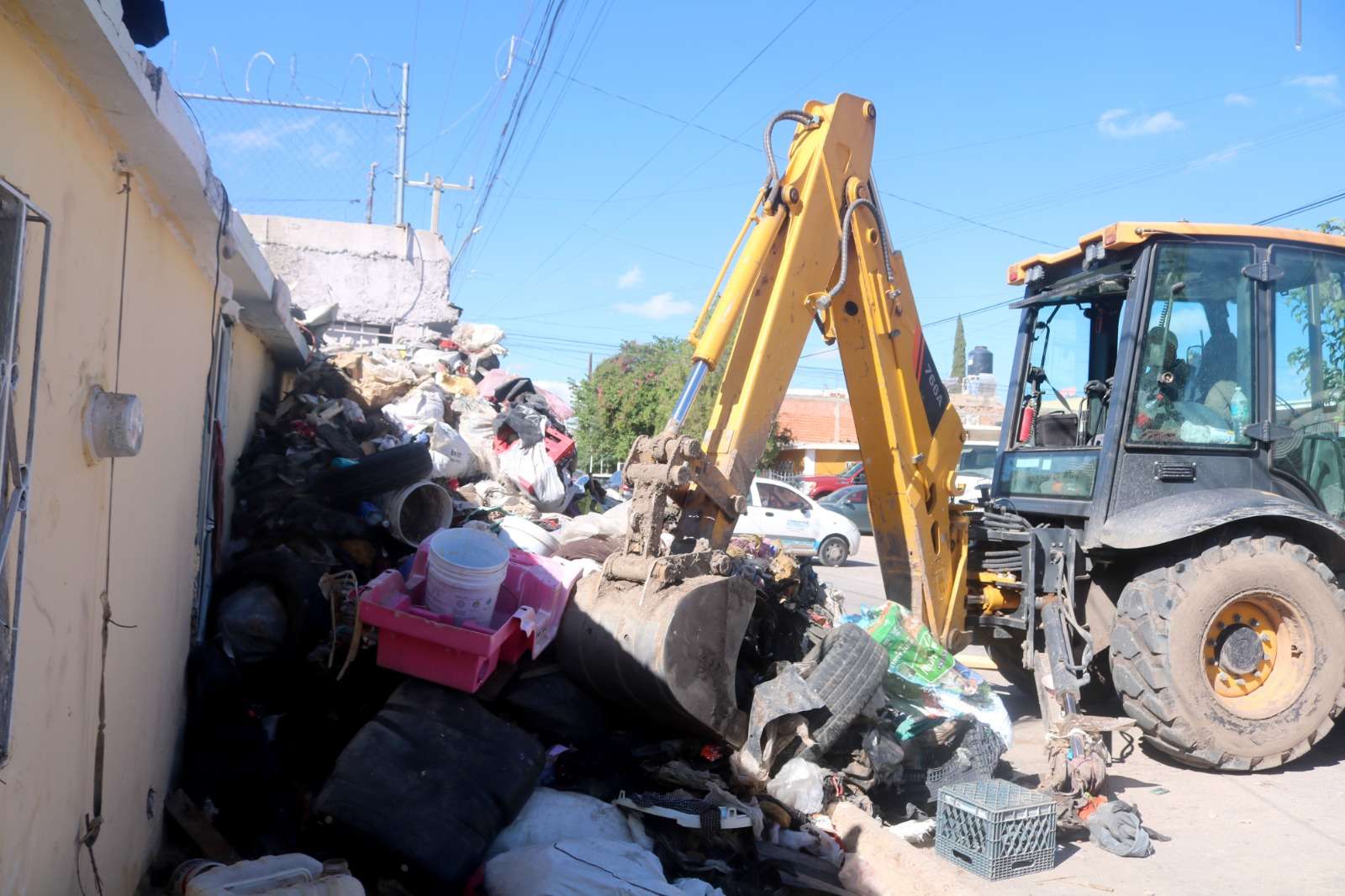 Retiran 49.5 toneladas de basura en vivienda de la Villa
