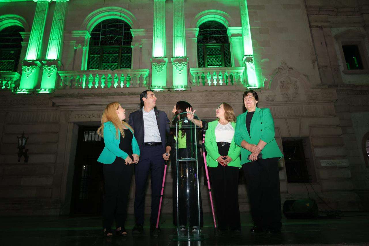 Iluminan de verde la Plaza de Armas contra la parálisis cerebral