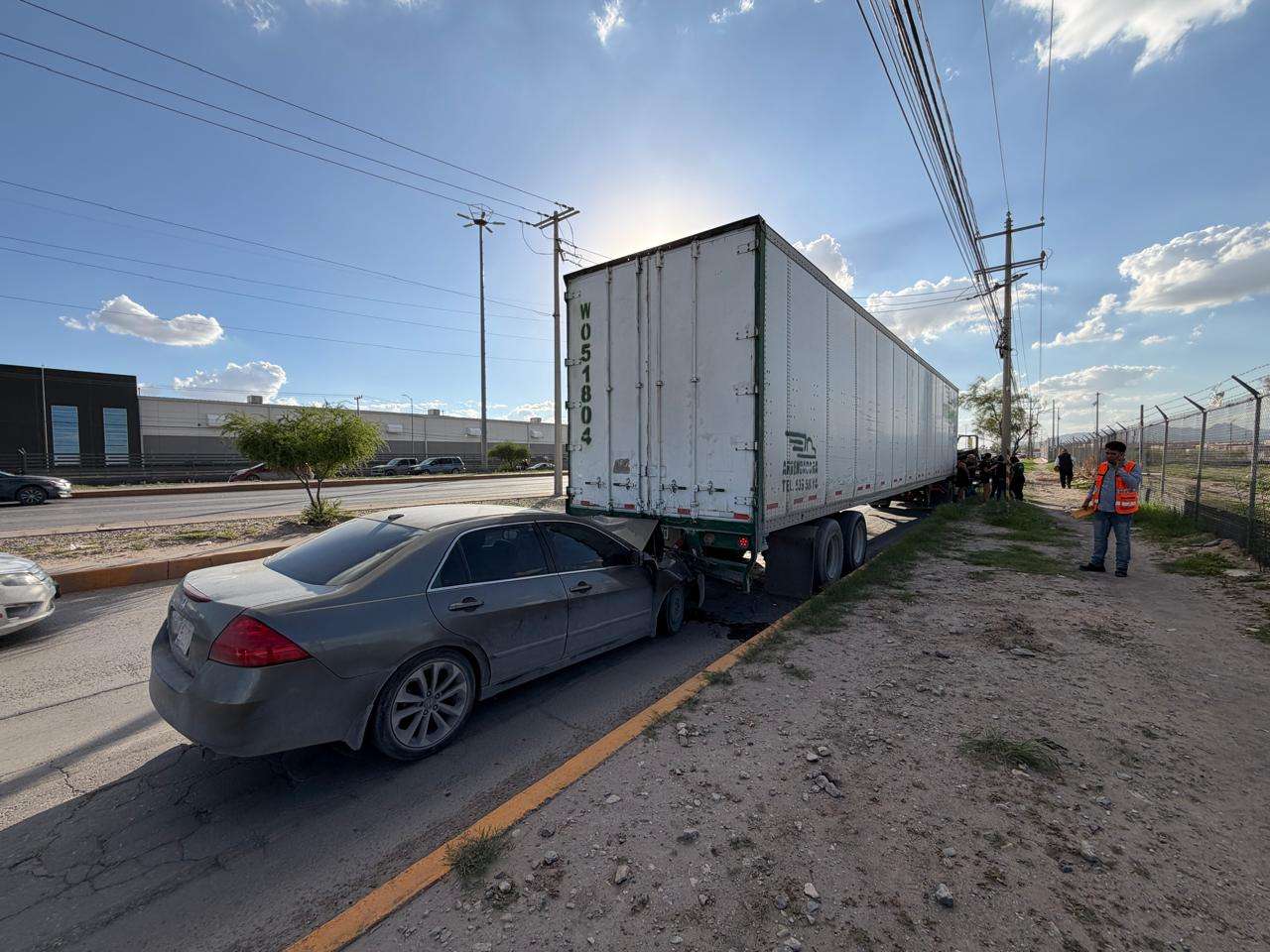 Impacta vehículo contra tráiler en el Boulevard Independencia