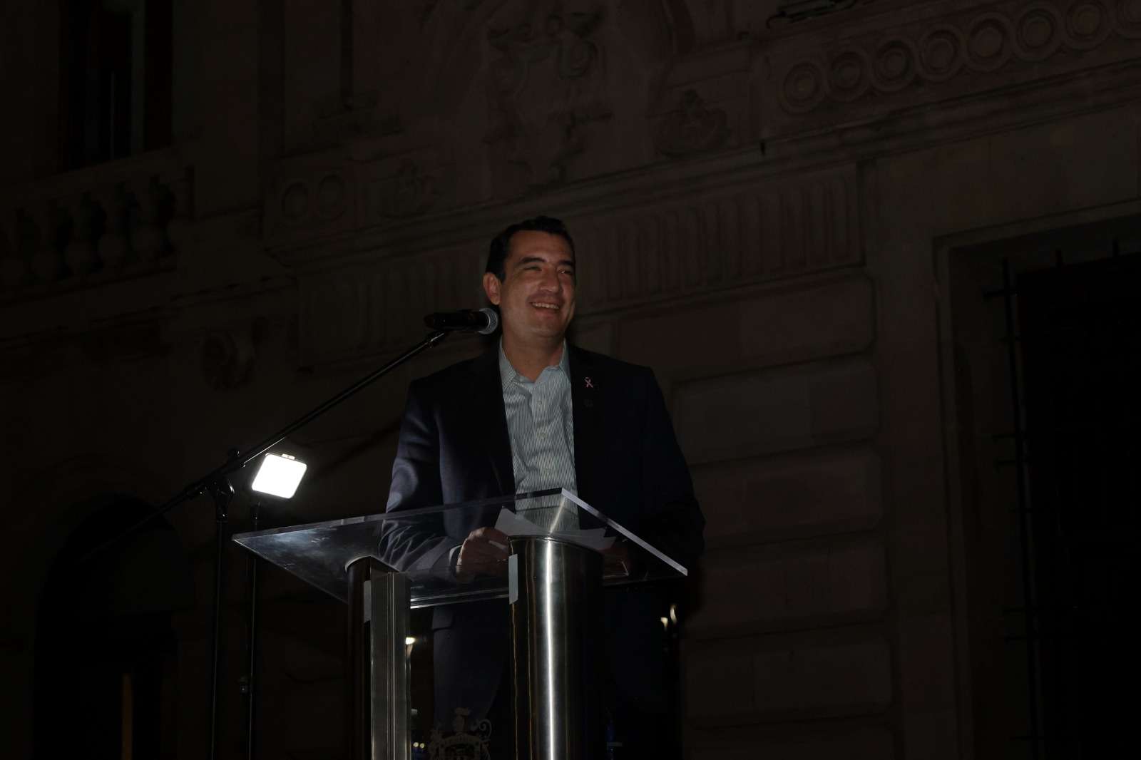 Iluminan de verde la Plaza de Armas contra la parálisis cerebral