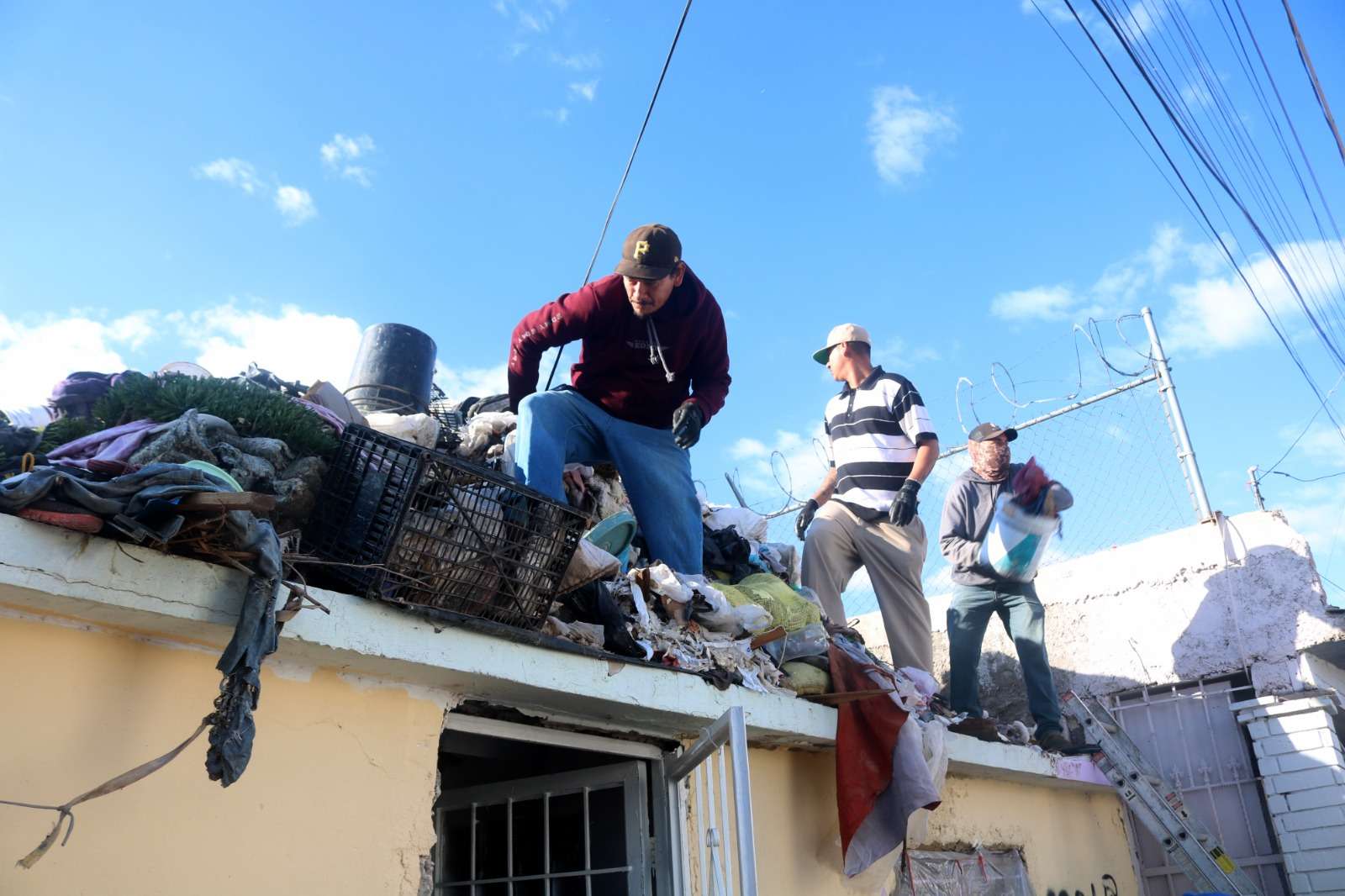 Retiran 49.5 toneladas de basura en vivienda de la Villa