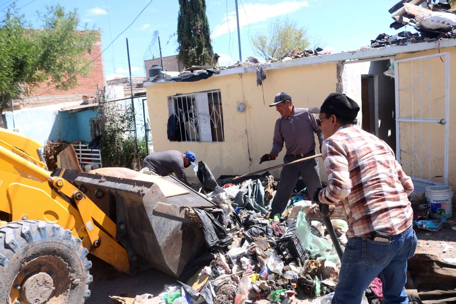 Retiran 49.5 toneladas de basura en vivienda de la Villa