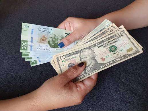 Baja dólar en bancos pero sube en casas de cambio