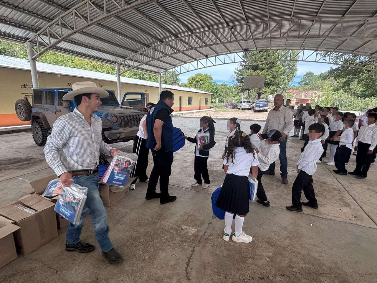 Entregan apoyos escolares para fortalecer la educación en la sierra