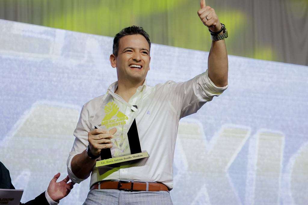 Recibe Marco Bonilla reconocimiento como Mexicano Fuerte