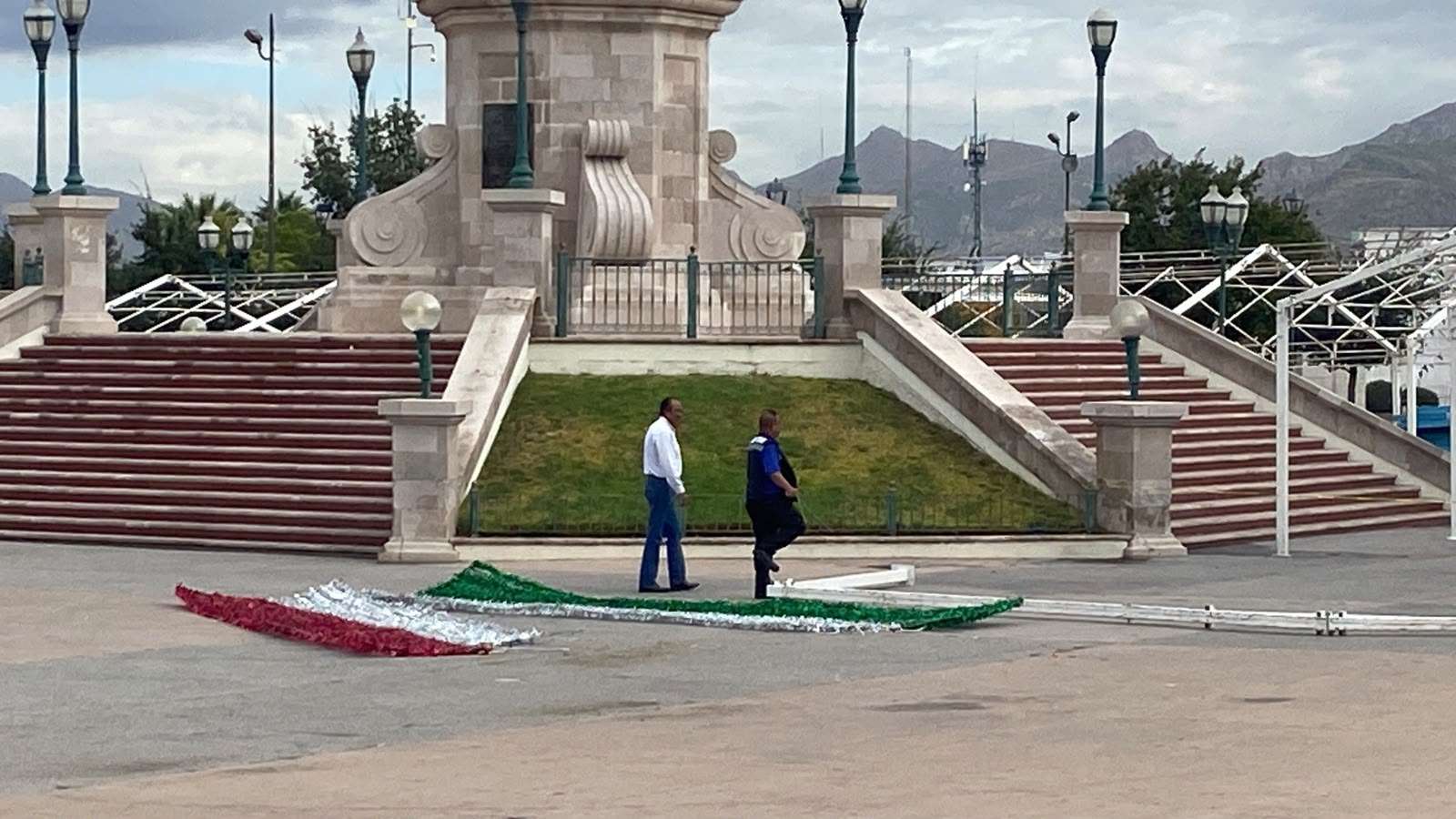 Retiran adornos patrios del Ángel de la Libertad