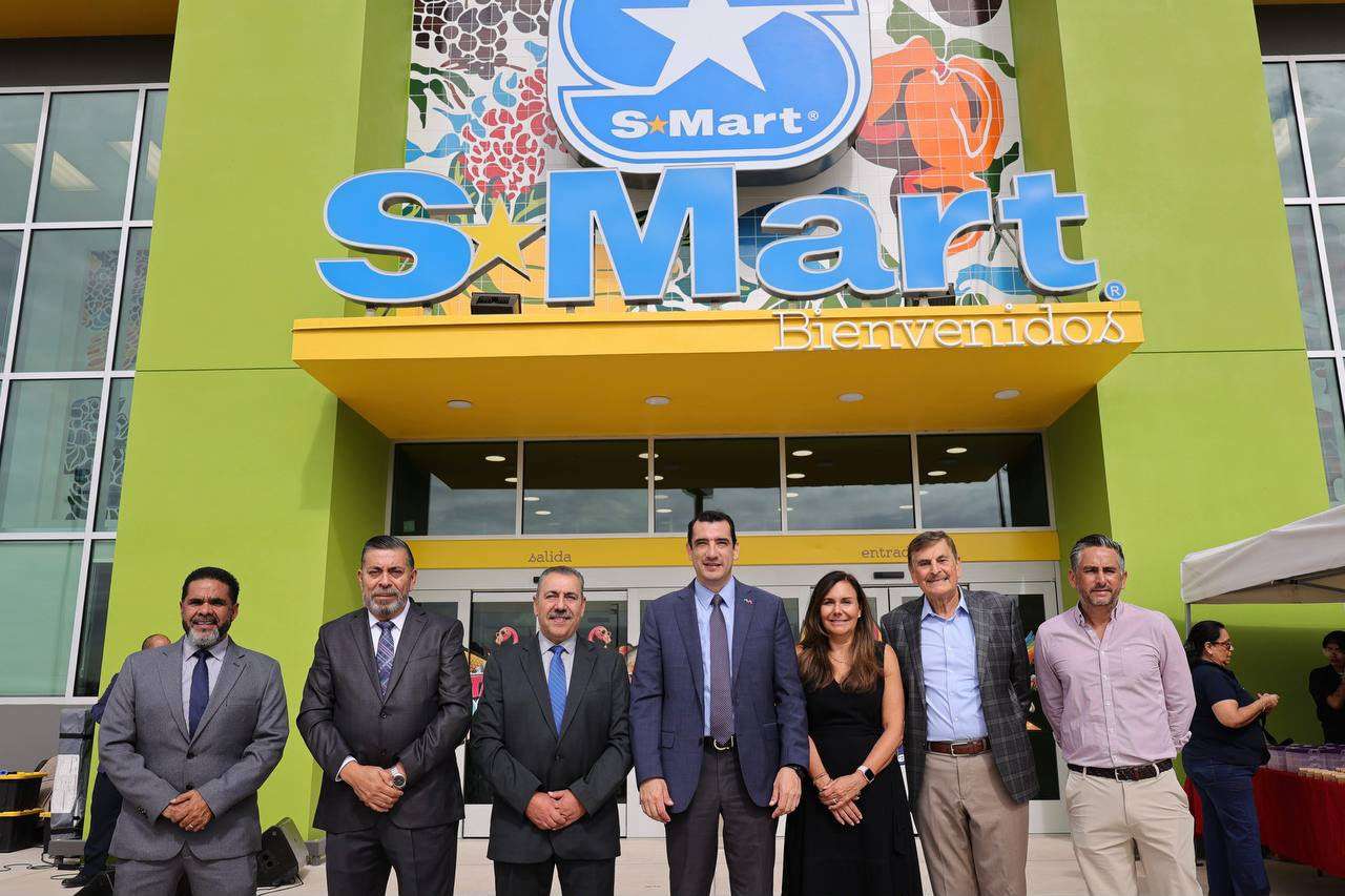 Participa René Chavira en apertura de nueva sucursal de S-Mart