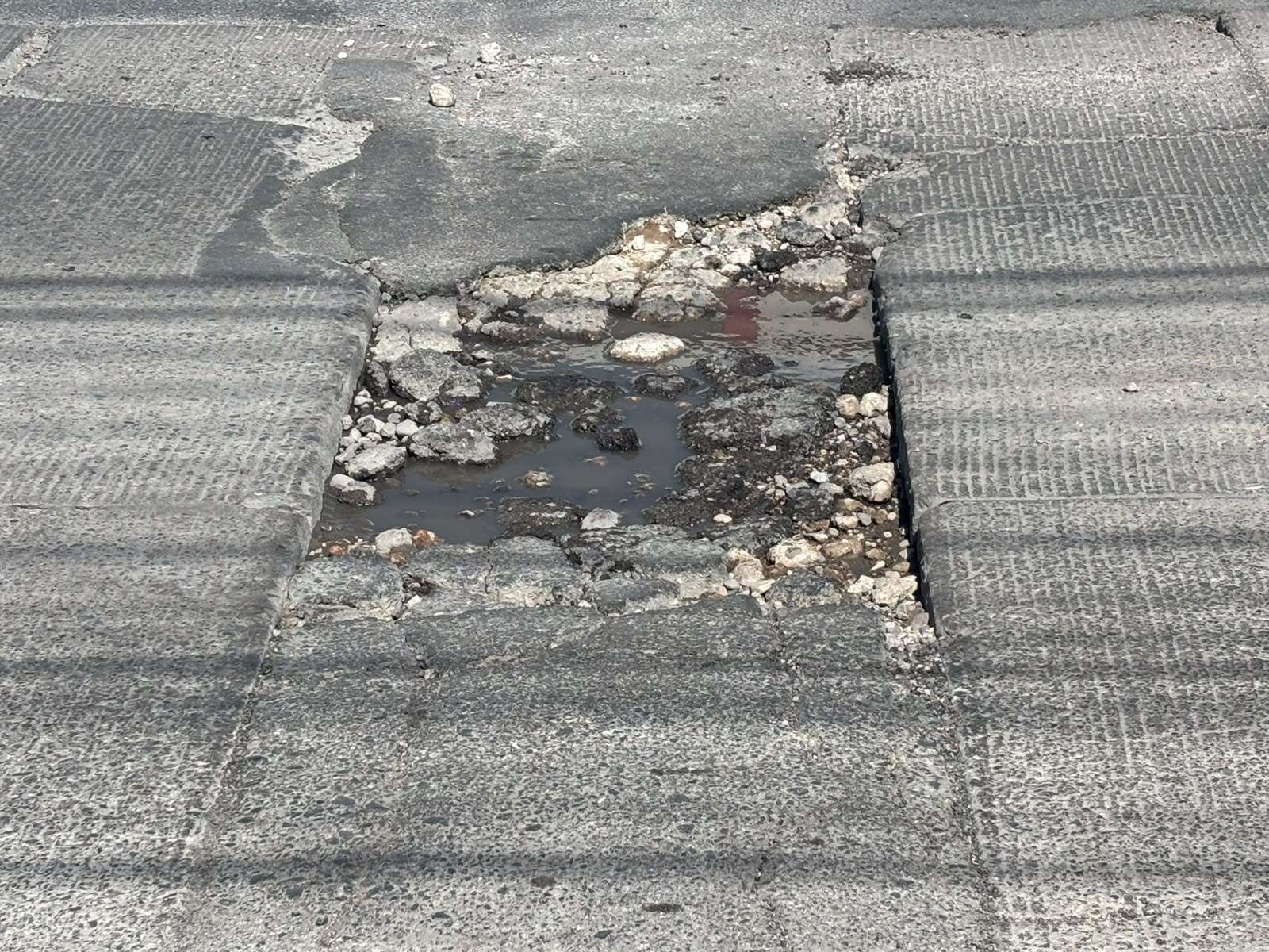 Reportan bache profundo en avenida Nueva España