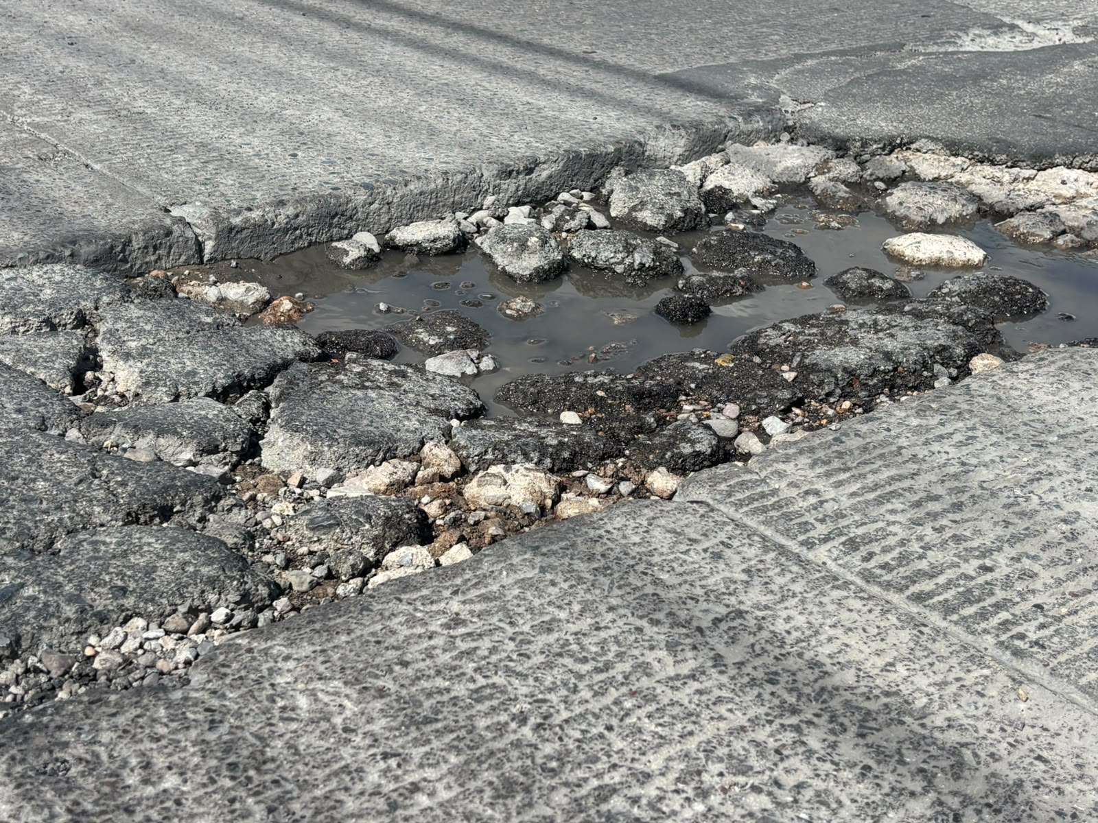 Reportan bache profundo en avenida Nueva España
