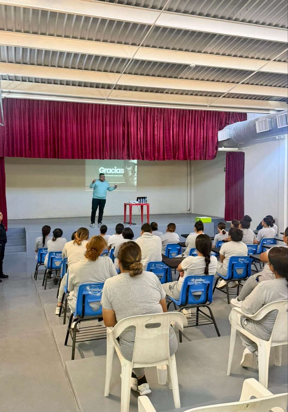 Imparten conferencias para prevenir reclutamiento criminal de jóvenes